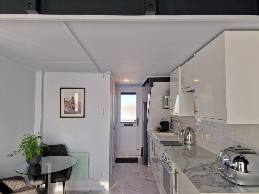 Sea Breeze In Marina With Free Parking Holiday home *