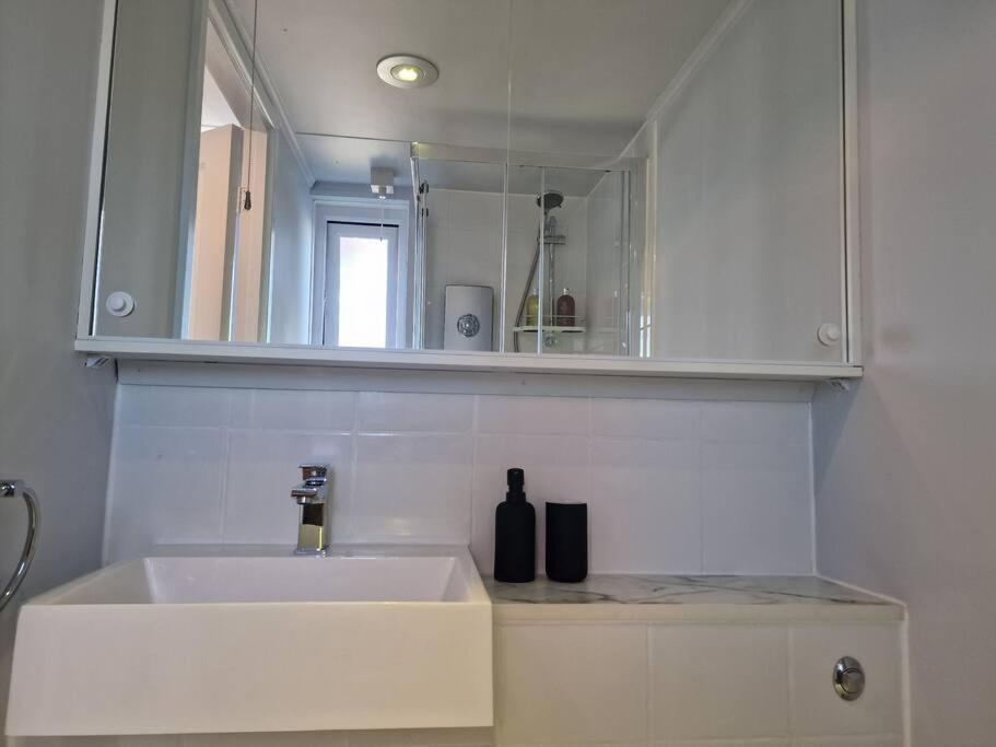 Sea Breeze In Marina With Free Parking Holiday home