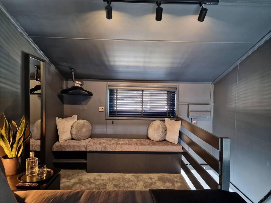 Sea Breeze In Marina With Free Parking Holiday home Brighton