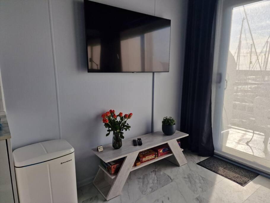 Sea Breeze In Marina With Free Parking Holiday home