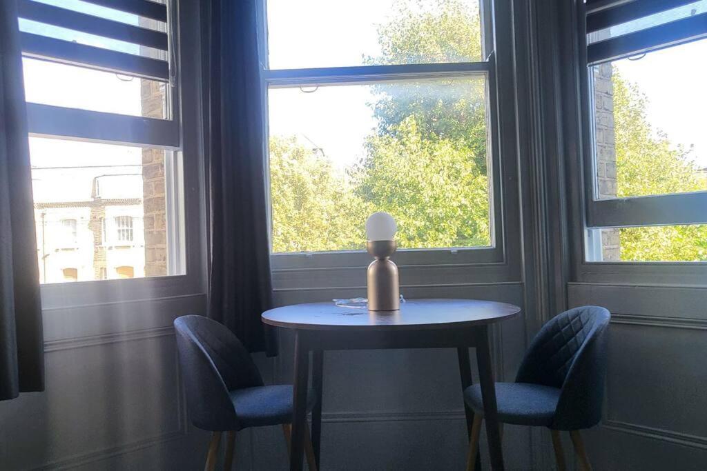 Big Comfy Studio In With Free Onsite Parking 5 Mins From - 10 Mins From Apartment *