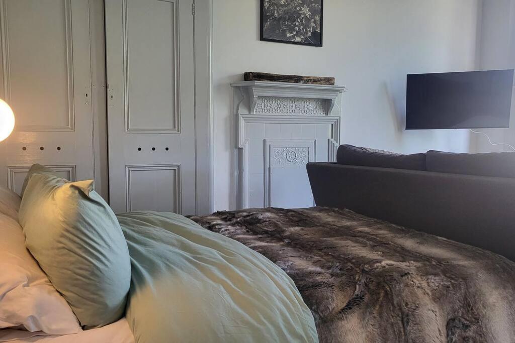 Big Comfy Studio In With Free Onsite Parking 5 Mins From - 10 Mins From * Brighton