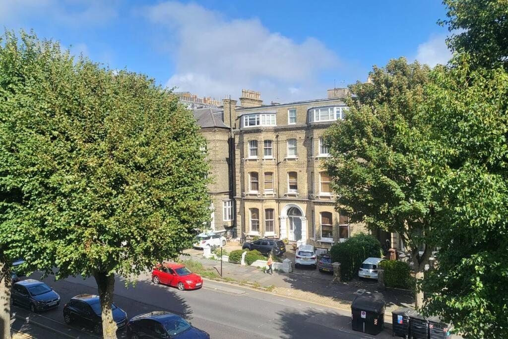 Apartment Big Comfy Studio In With Free Onsite Parking 5 Mins From - 10 Mins From Brighton