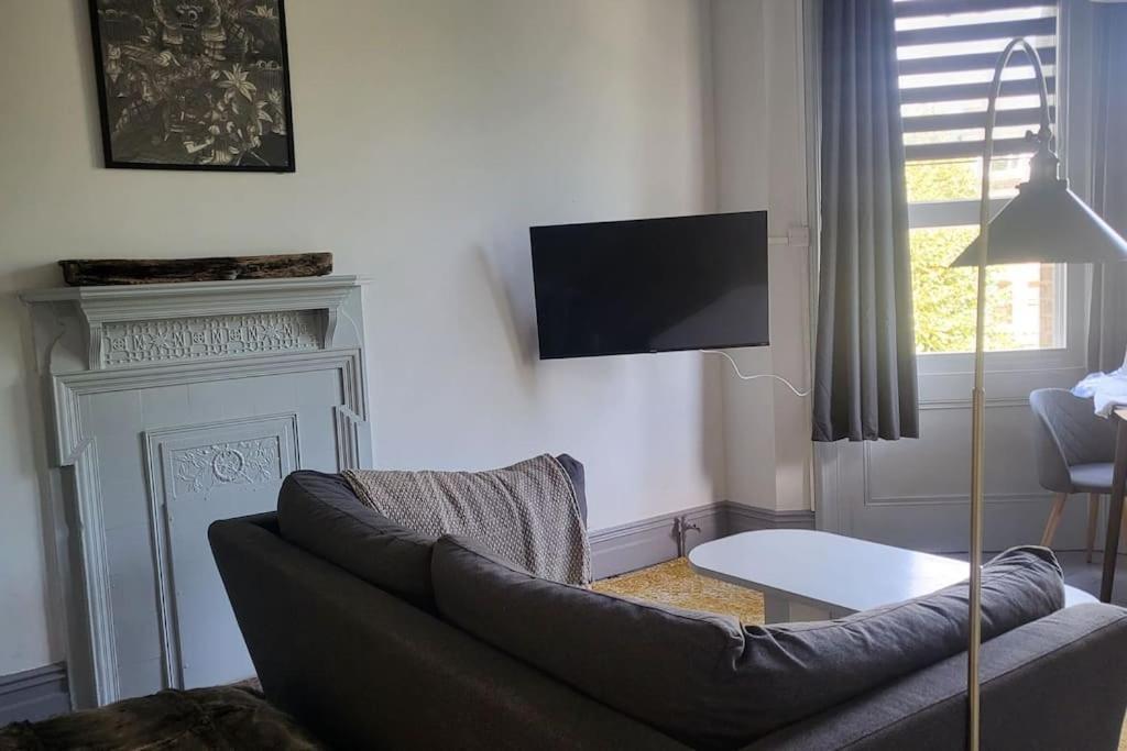 Apartment Big Comfy Studio In With Free Onsite Parking 5 Mins From - 10 Mins From