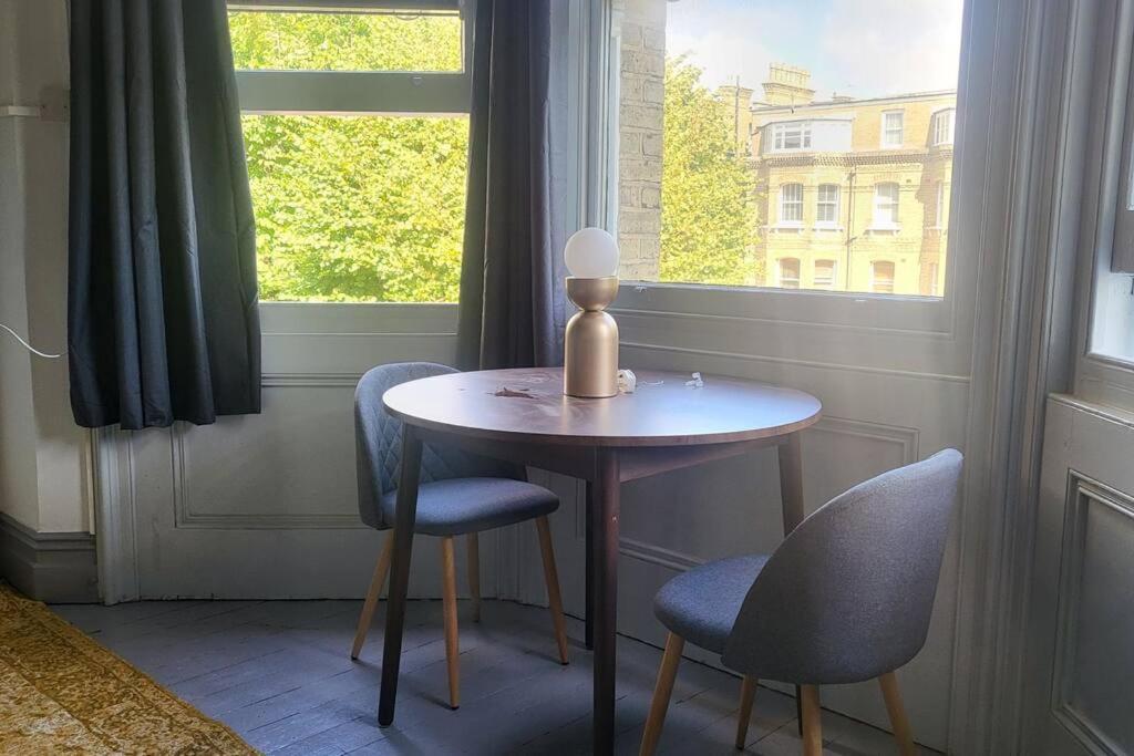 Big Comfy Studio In With Free Onsite Parking 5 Mins From - 10 Mins From Apartment Brighton