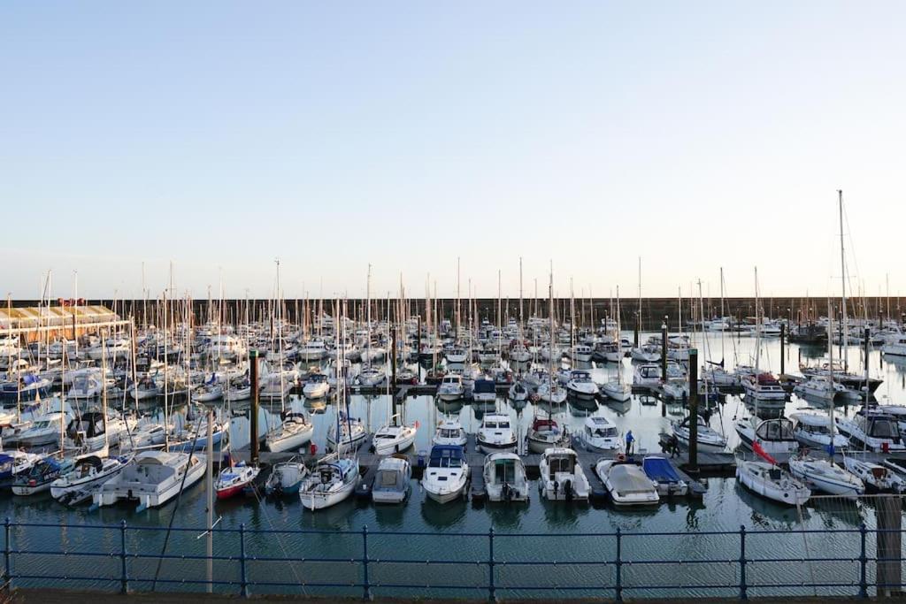 Apartment Stunning Modern Space With Harbour Views & Free Parking *