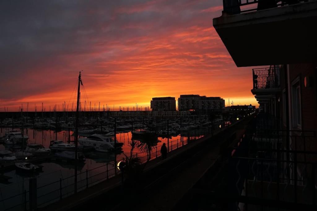 Stunning Modern Space With Harbour Views & Free Parking