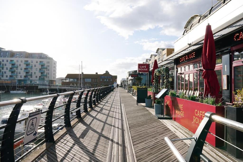 Stunning Modern Space With Harbour Views & Free Parking