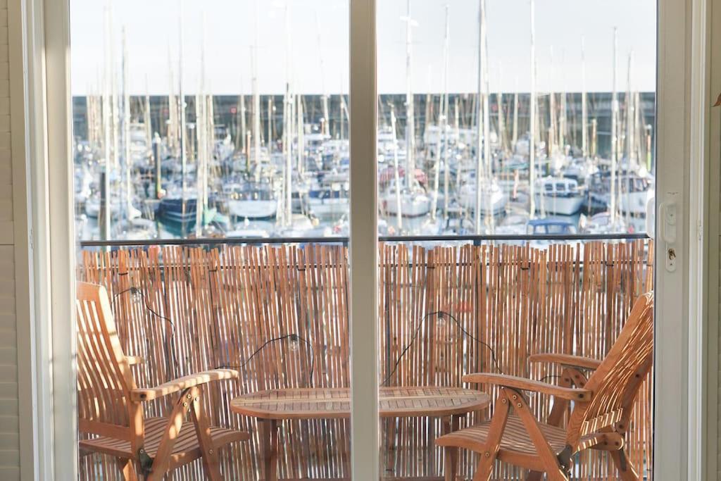 Stunning Modern Space With Harbour Views & Free Parking *