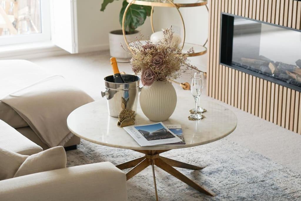 Stunning Modern Space With Harbour Views & Free Parking