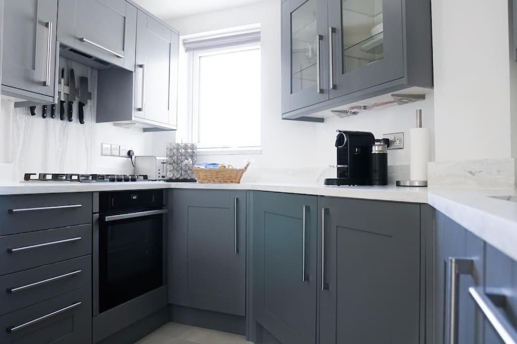 Stunning Modern Space With Harbour Views & Free Parking *