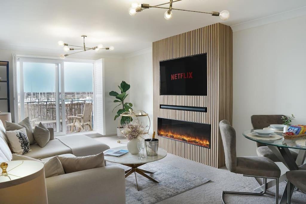 Stunning Modern Space With Harbour Views & Free Parking *