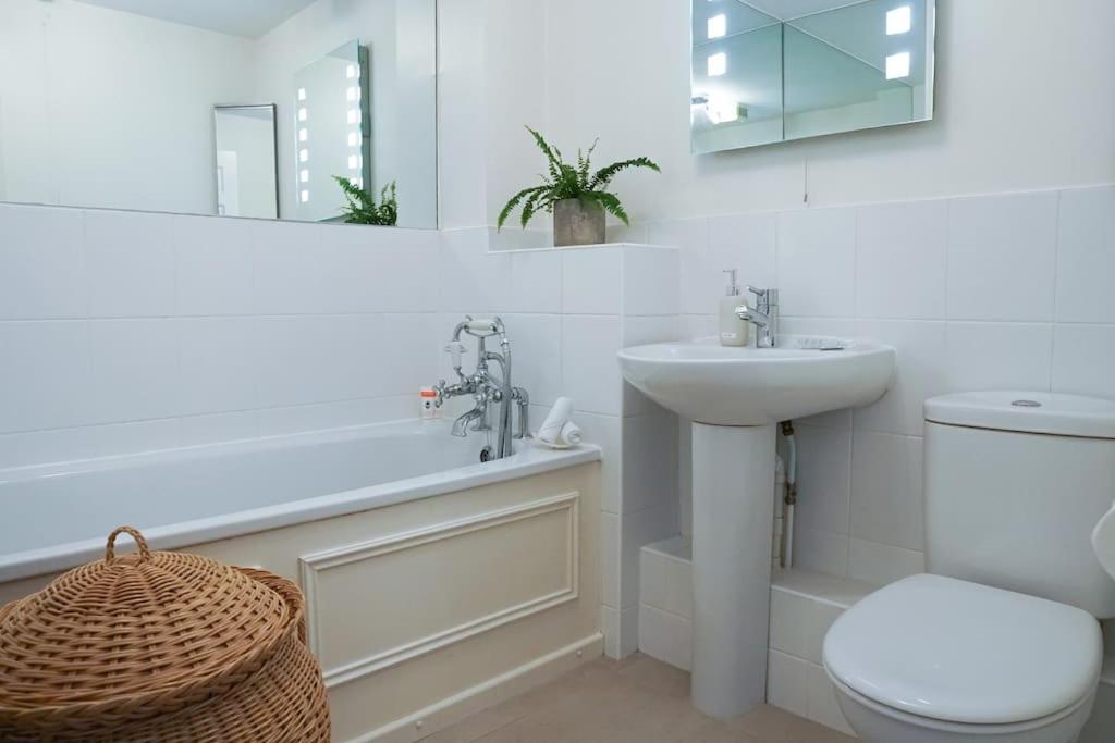 Stunning Modern Space With Harbour Views & Free Parking