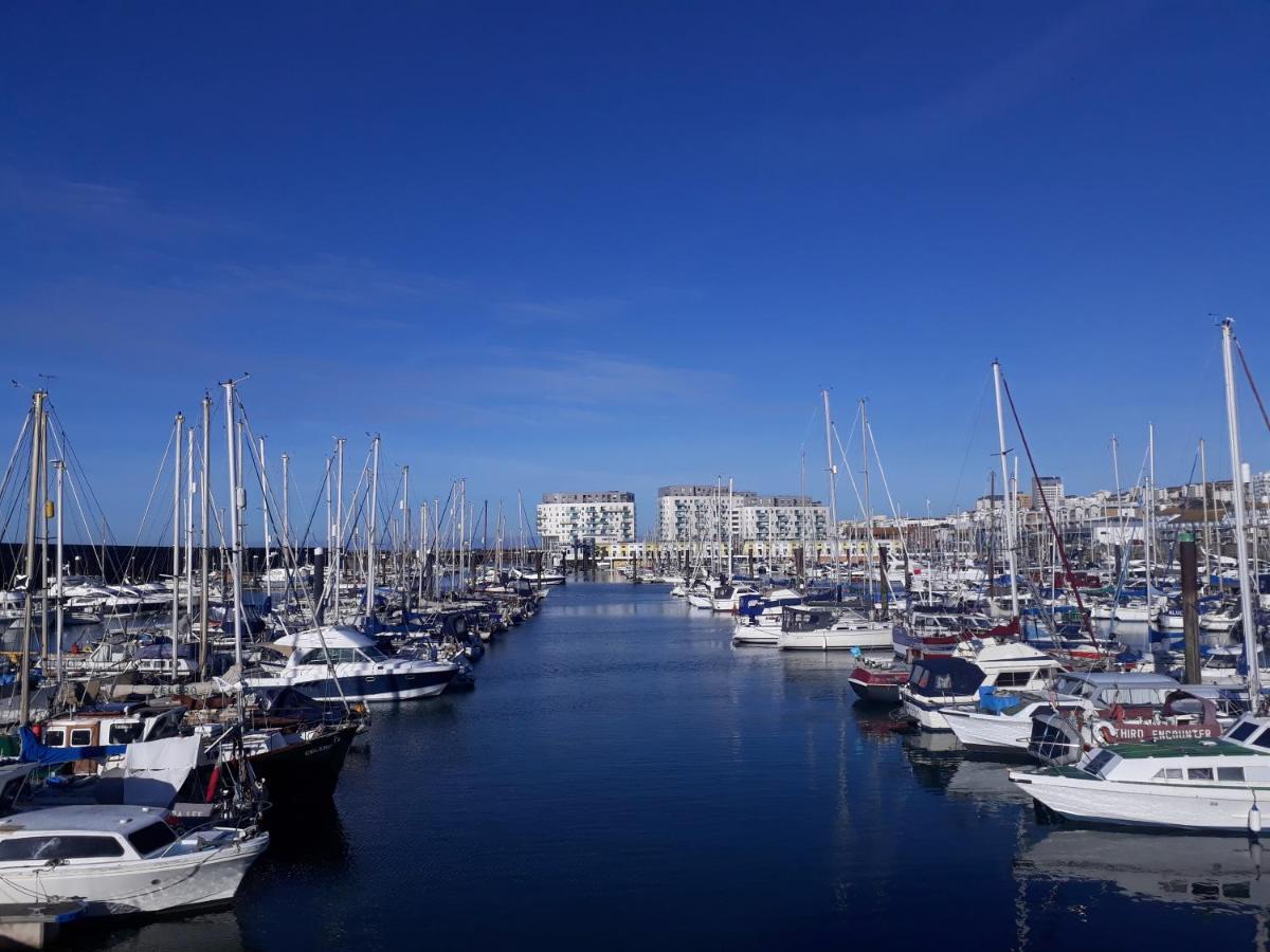 Fantastic Waterside In Marina