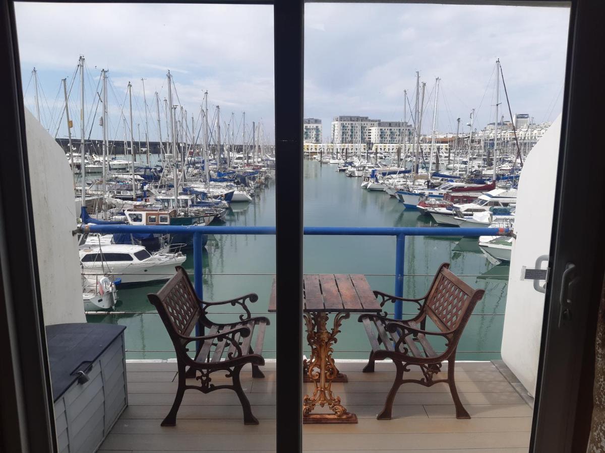 Fantastic Waterside In Marina Apartment