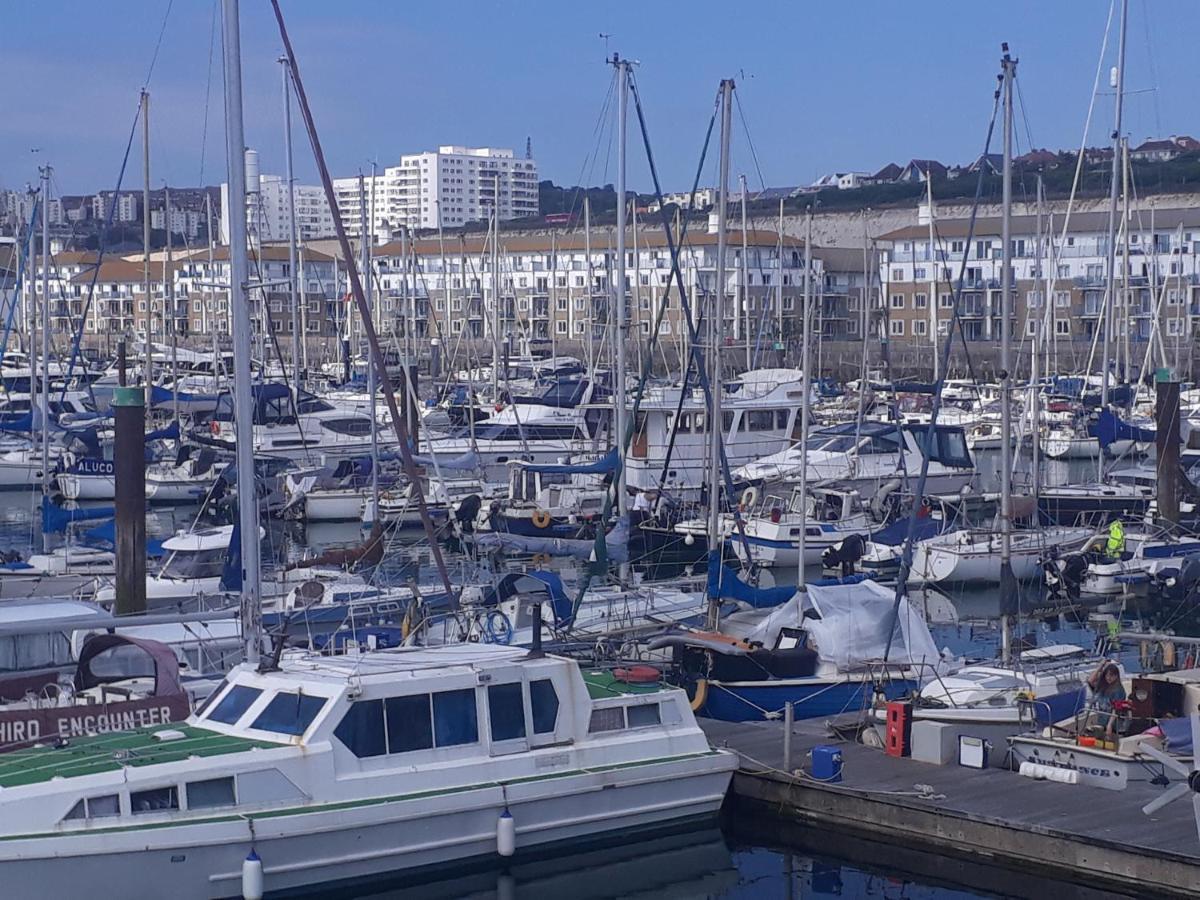 Fantastic Waterside In Marina Apartment