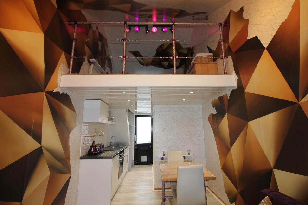 Fantastic Waterside In Marina Apartment *
