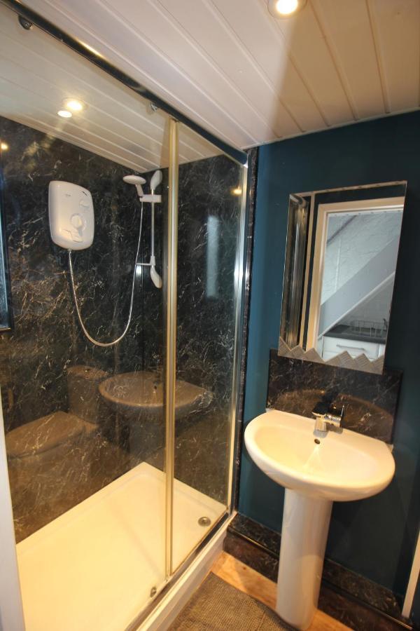Fantastic Waterside In Marina Apartment