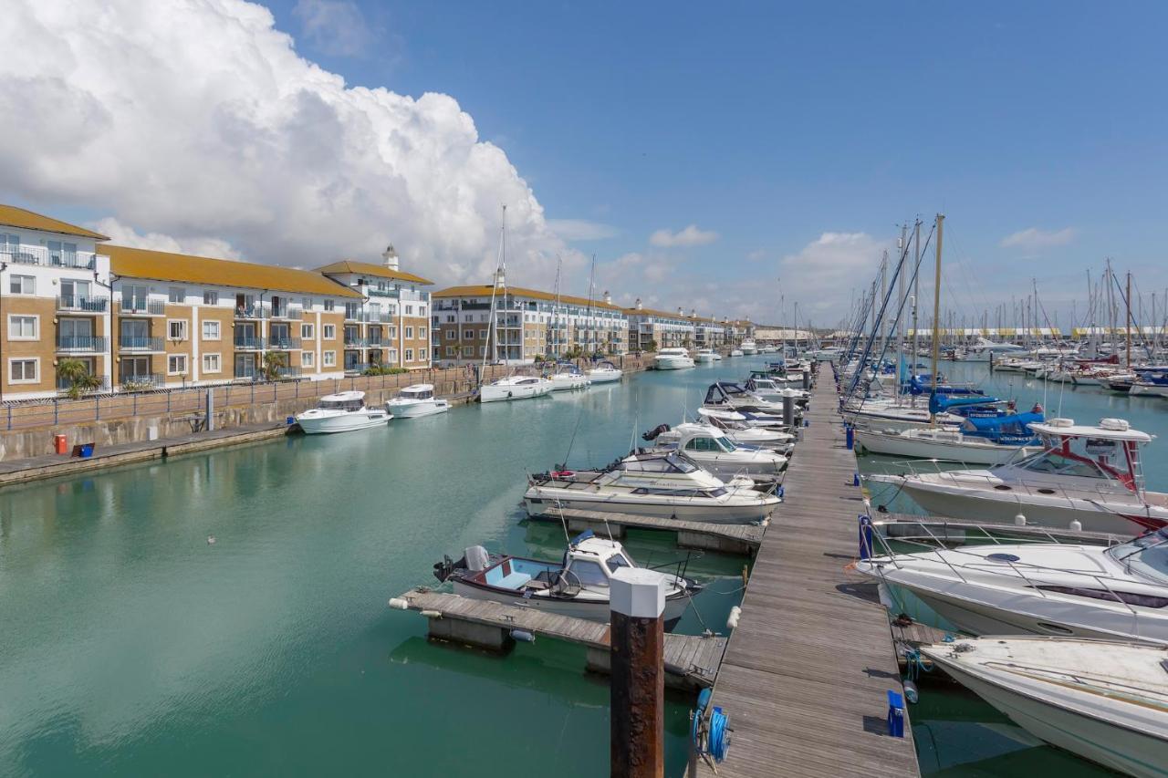 Free Parking Stylish & Modern 4-bedroom With Sea Views Holiday home *