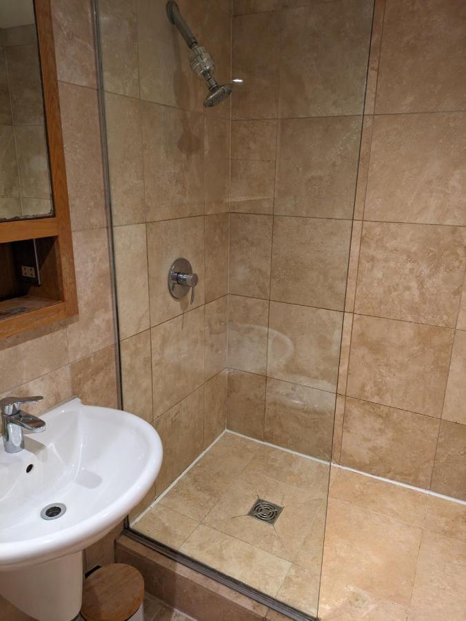 Apartment Loft Style 2-bed 2-bath In North Laines *