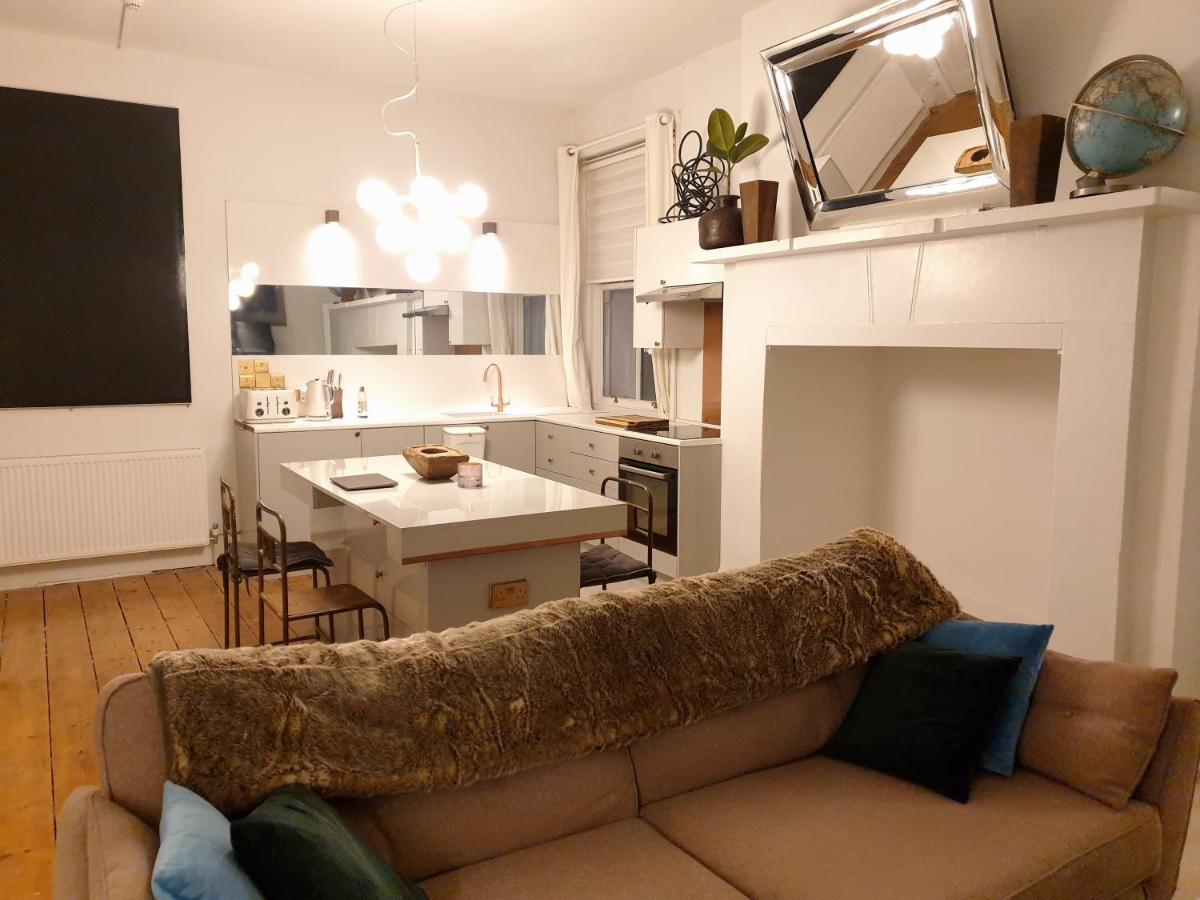 2 Large One Bed - Prime Location - Quiet & Comfortable - Garden Access Apartment