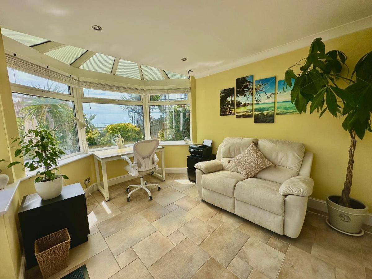 Beautifully Presented 3 Bed House Above The Marina *