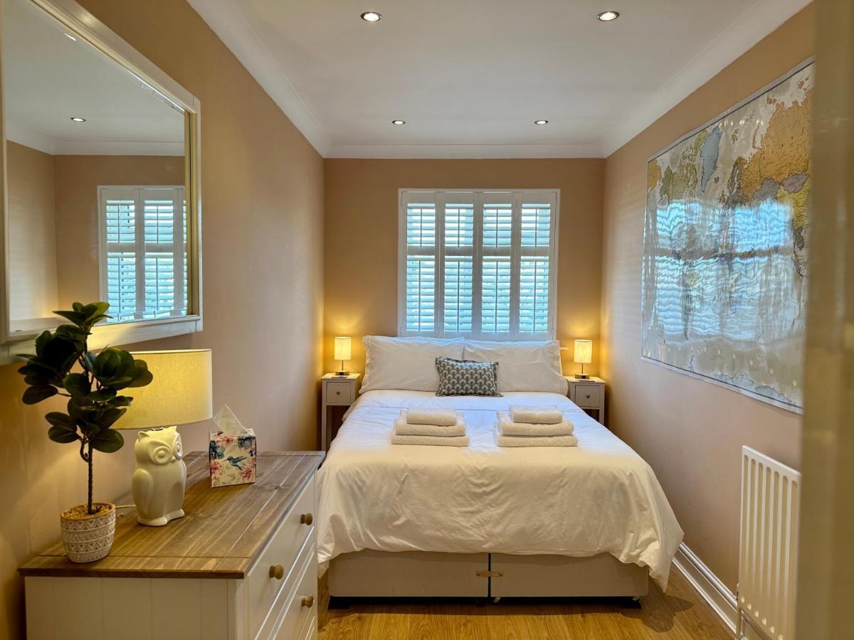 Beautifully Presented 3 Bed House Above The Marina *