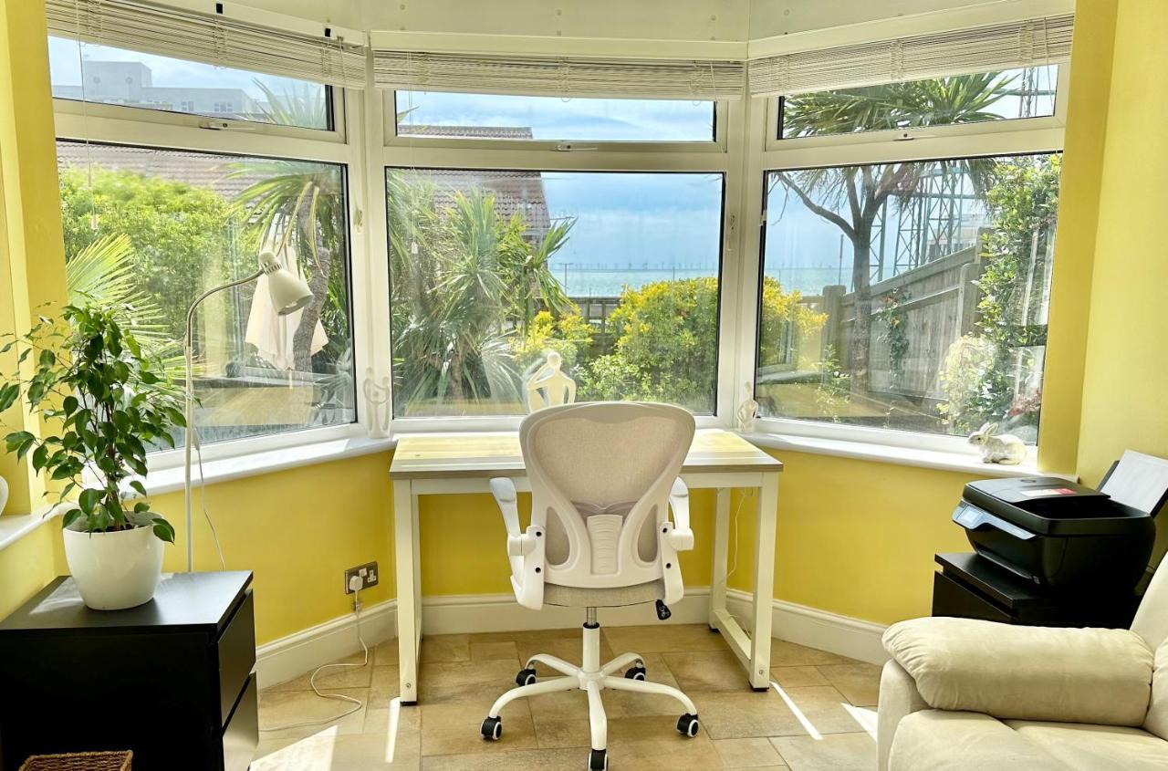 Beautifully Presented 3 Bed House Above The Marina Holiday home *