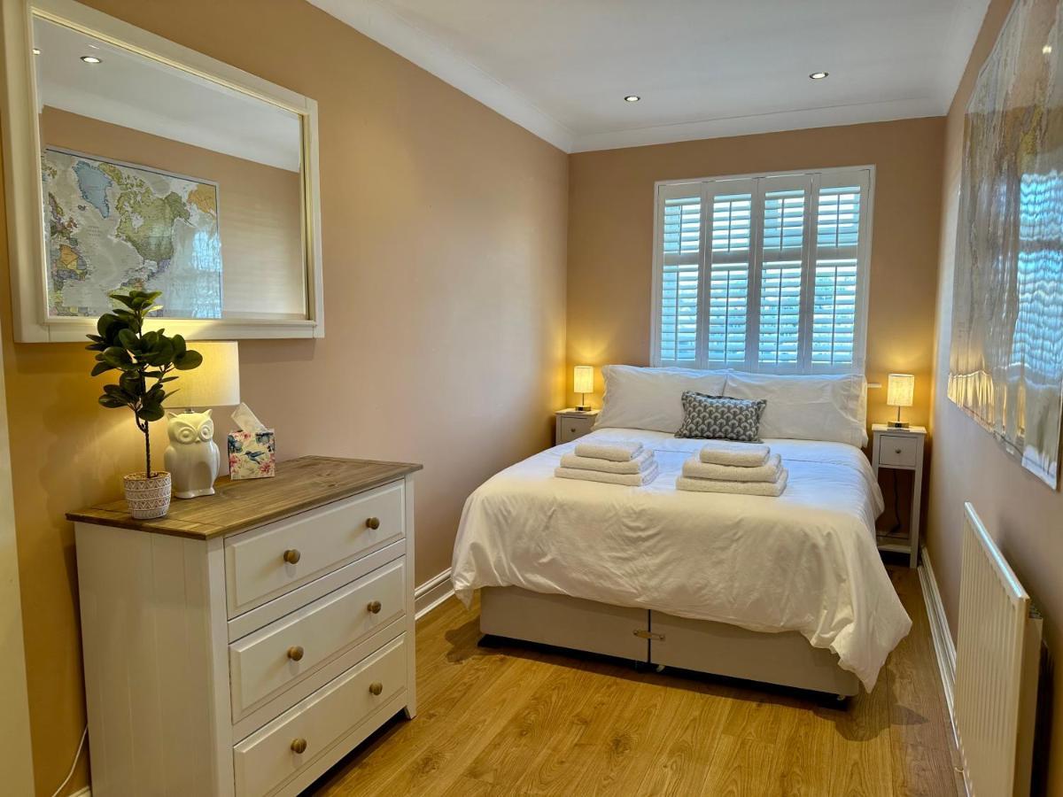 Beautifully Presented 3 Bed House Above The Marina *