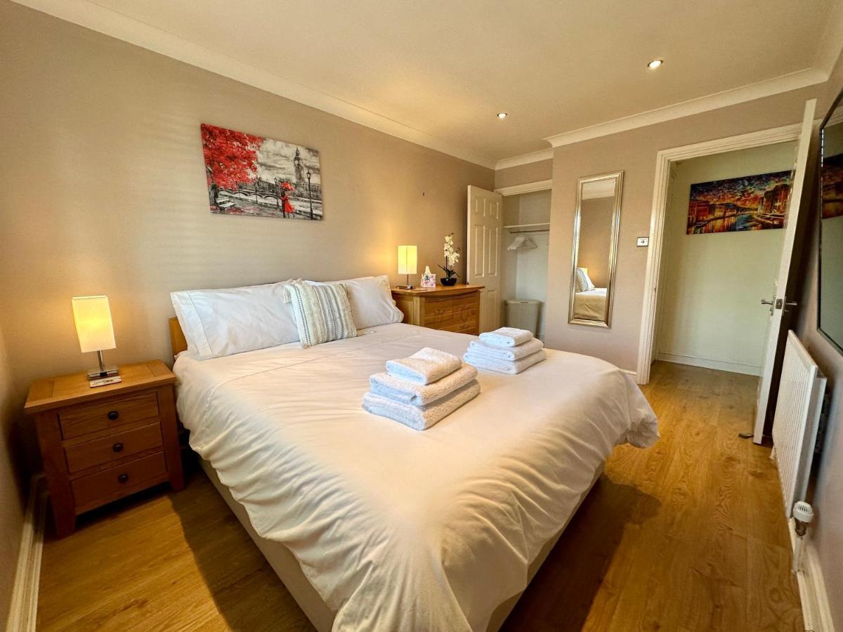 Beautifully Presented 3 Bed House Above The Marina