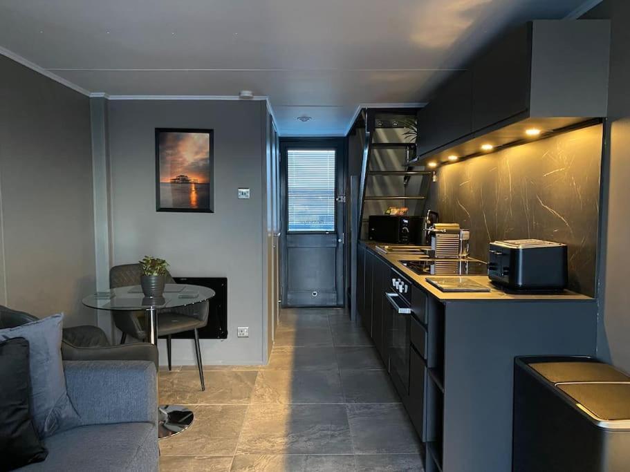 Apartment Seascape - Floating At Marina With Free Parking *