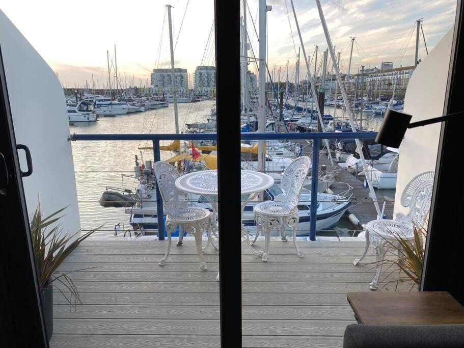Seascape - Floating At Marina With Free Parking Apartment Brighton