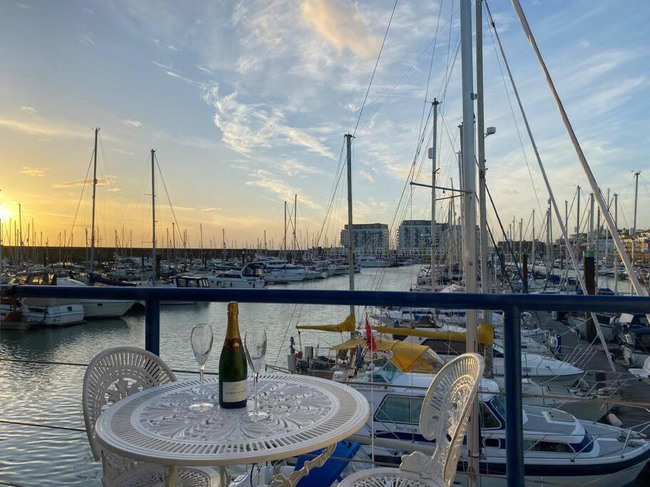 Seascape - Floating At Marina With Free Parking *