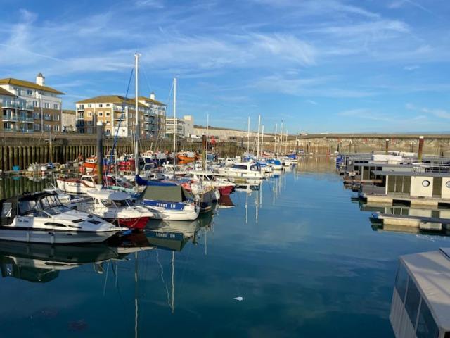 Seascape - Floating At Marina With Free Parking * Brighton