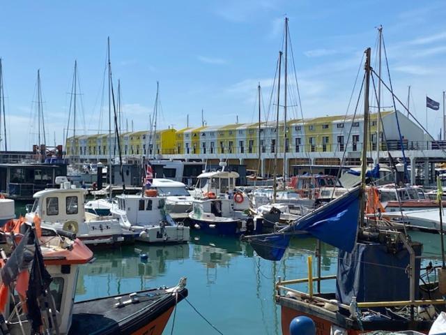 Apartment Seascape - Floating At Marina With Free Parking Brighton