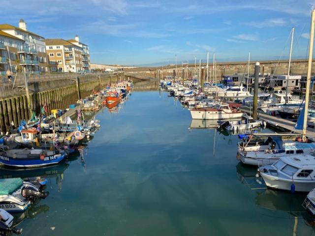 Seascape - Floating At Marina With Free Parking Apartment Brighton