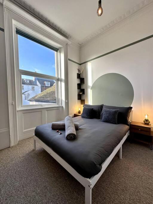 / Balcony/ Board Games / Bath Tub Apartment Brighton