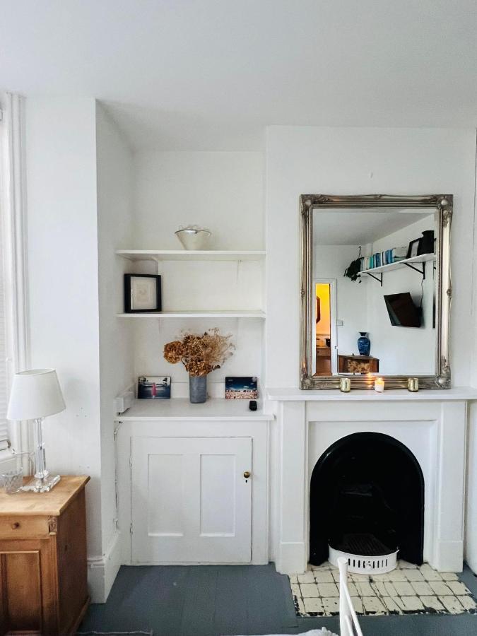 Pretty Studio, 2 Minutes To Beach! Self-contained. Apartment Brighton
