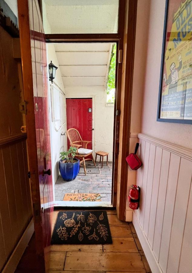 Apartment Pretty Studio, 2 Minutes To Beach! Self-contained. *