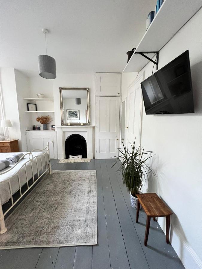 Pretty Studio, 2 Minutes To Beach! Self-contained. Apartment