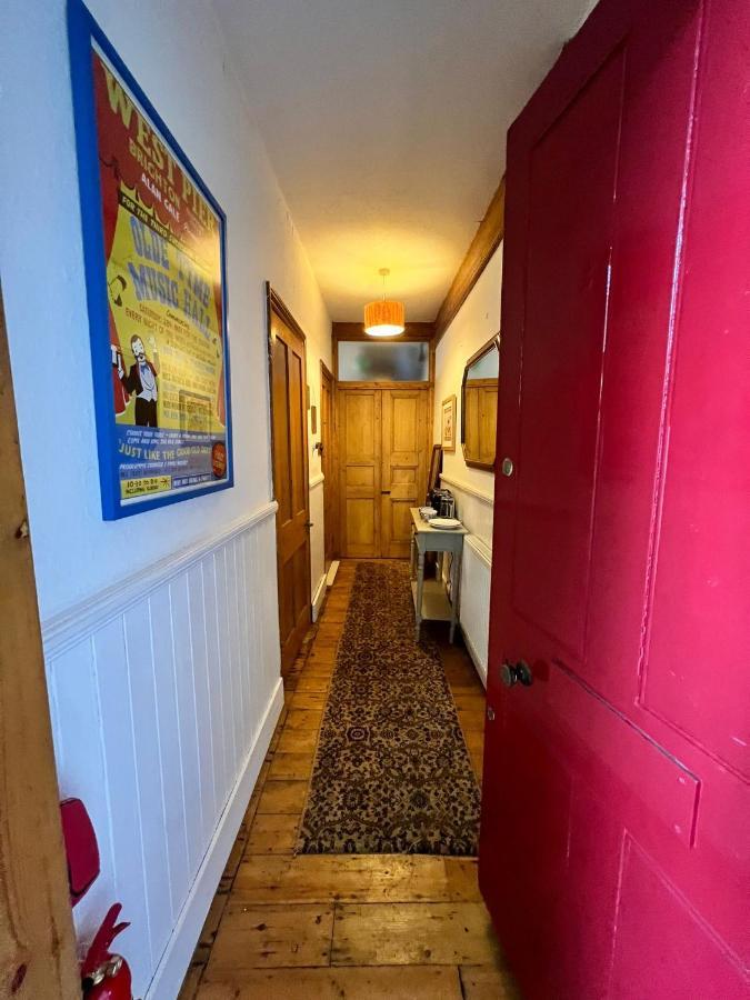 Pretty Studio, 2 Minutes To Beach! Self-contained. *