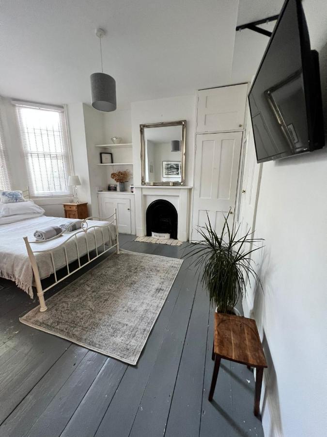 Apartment Pretty Studio, 2 Minutes To Beach! Self-contained. *