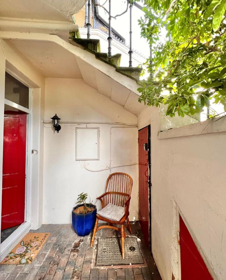 Pretty Studio, 2 Minutes To Beach! Self-contained.