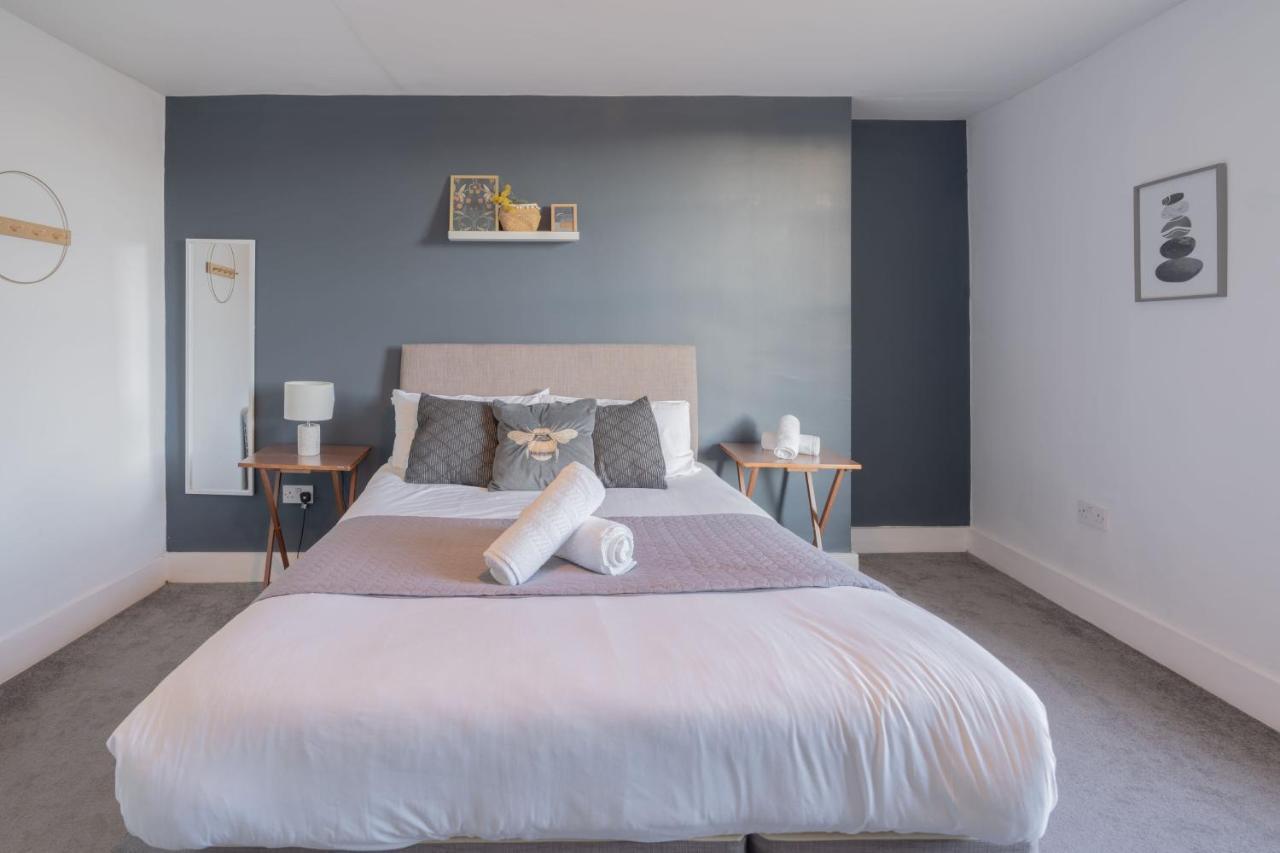 Large Apartment, Free Parking, Sleeps 10, For Contractors, Families Overlooking Royal Pavilion Apartment