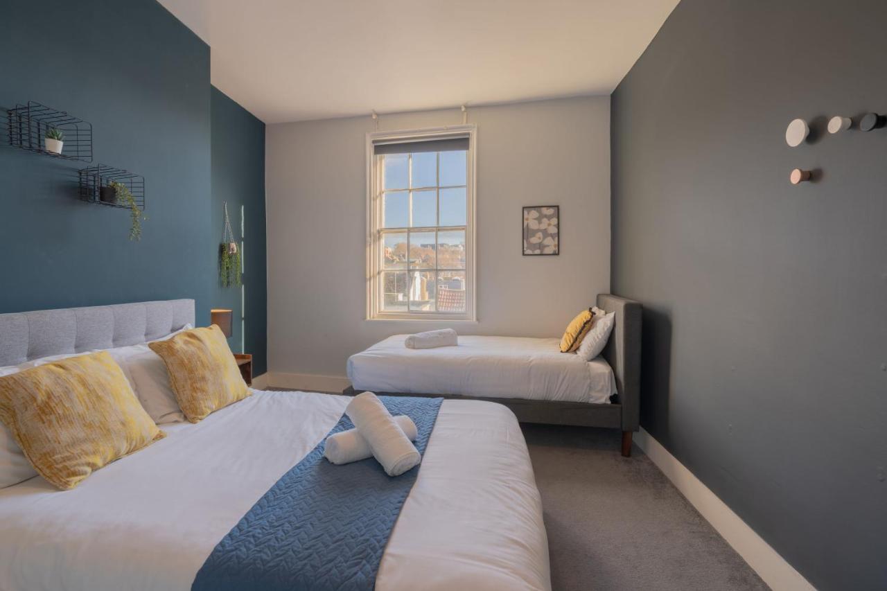 Large Apartment, Free Parking, Sleeps 10, For Contractors, Families Overlooking Royal Pavilion Apartment *