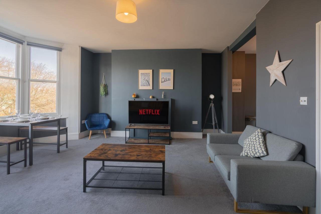Large Apartment, Free Parking, Sleeps 10, For Contractors, Families Overlooking Royal Pavilion Apartment