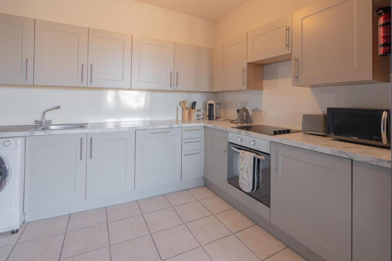 Large Apartment, Free Parking, Sleeps 10, For Contractors, Families Overlooking Royal Pavilion Apartment