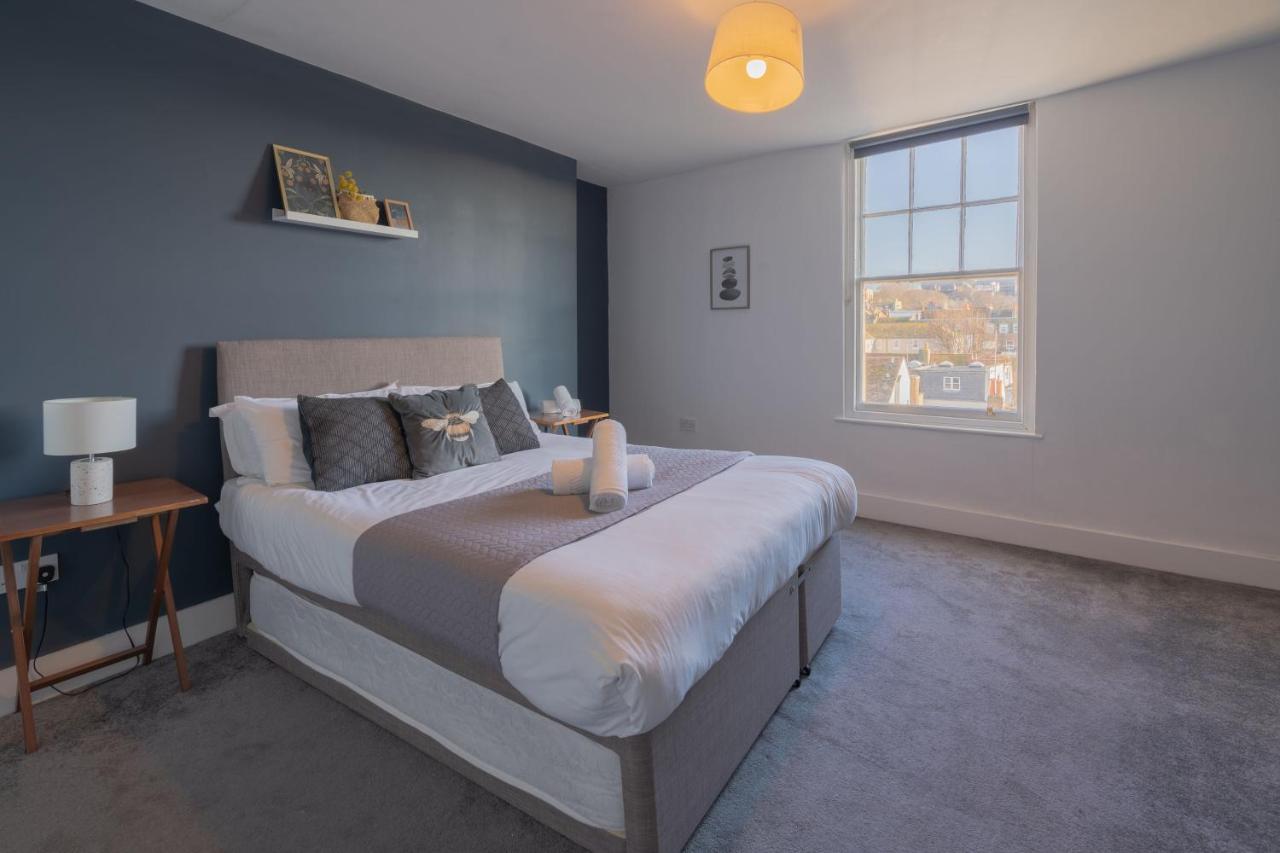 Large Apartment, Free Parking, Sleeps 10, For Contractors, Families Overlooking Royal Pavilion Apartment Brighton