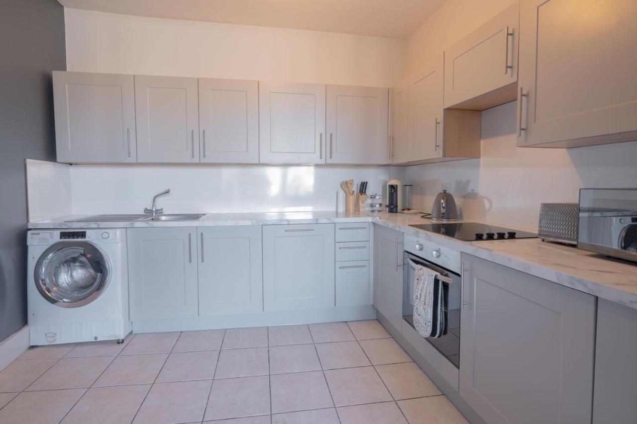 Large Apartment, Free Parking, Sleeps 10, For Contractors, Families Overlooking Royal Pavilion Apartment *