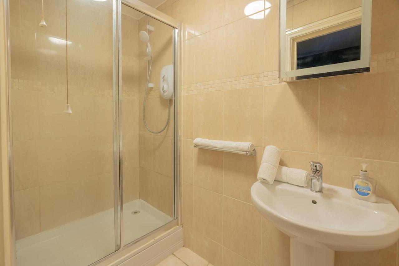 Apartment Large Apartment, Free Parking, Sleeps 10, For Contractors, Families Overlooking Royal Pavilion Brighton